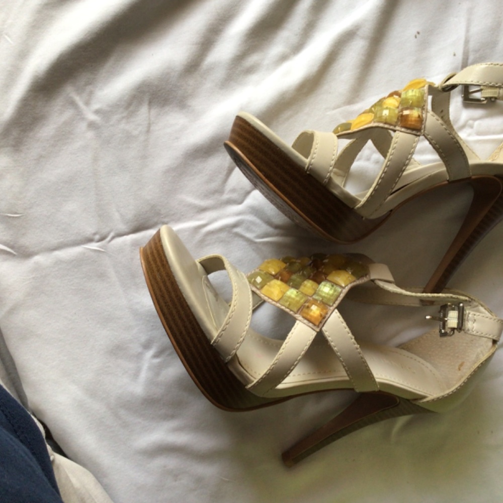 Beige Gianni Bini with box 7.5M heels - Picture 6 of 7